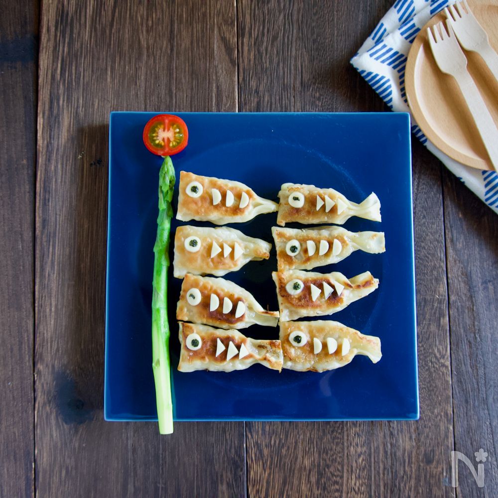 青い皿に盛りつけられたこいのぼり餃子