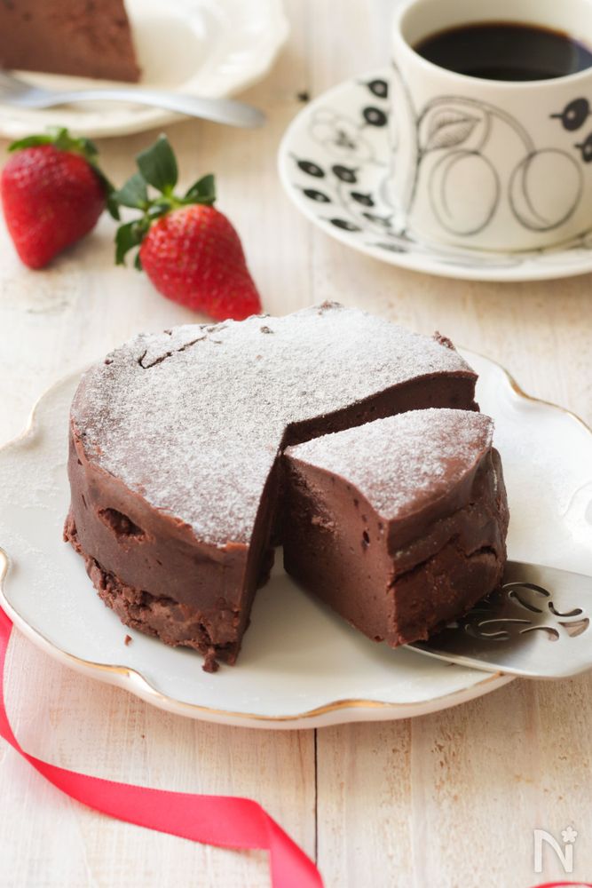 白い皿に盛り付けた土台なしベイクドチョコチーズケーキ