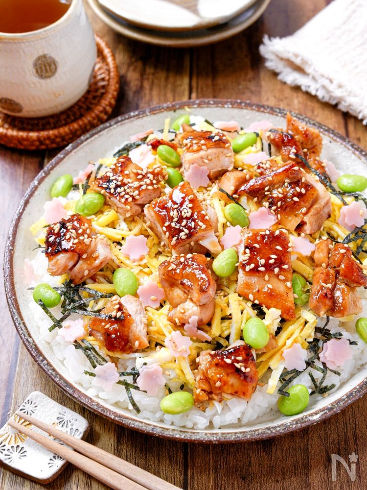 皿に盛りつけた照り焼きチキンちらし