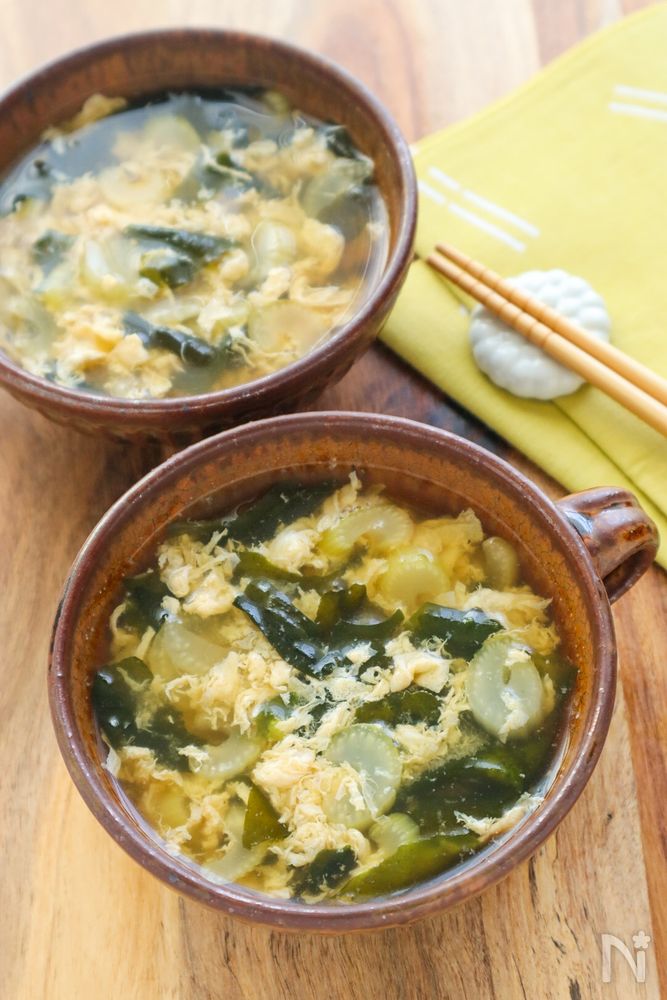 茶色いスープカップに盛り付けた中華風のセロリとわかめの卵スープ
