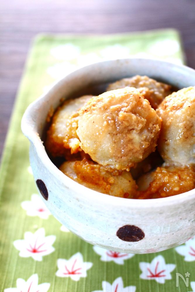 白色に黒色の水玉の器に盛られた里芋のごまみそ和え