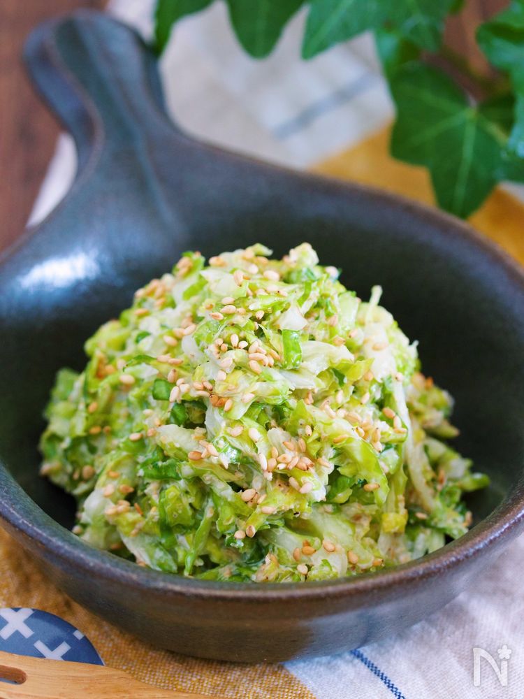 黒い器に盛り付けた千切りキャベツのごまだれサラダ