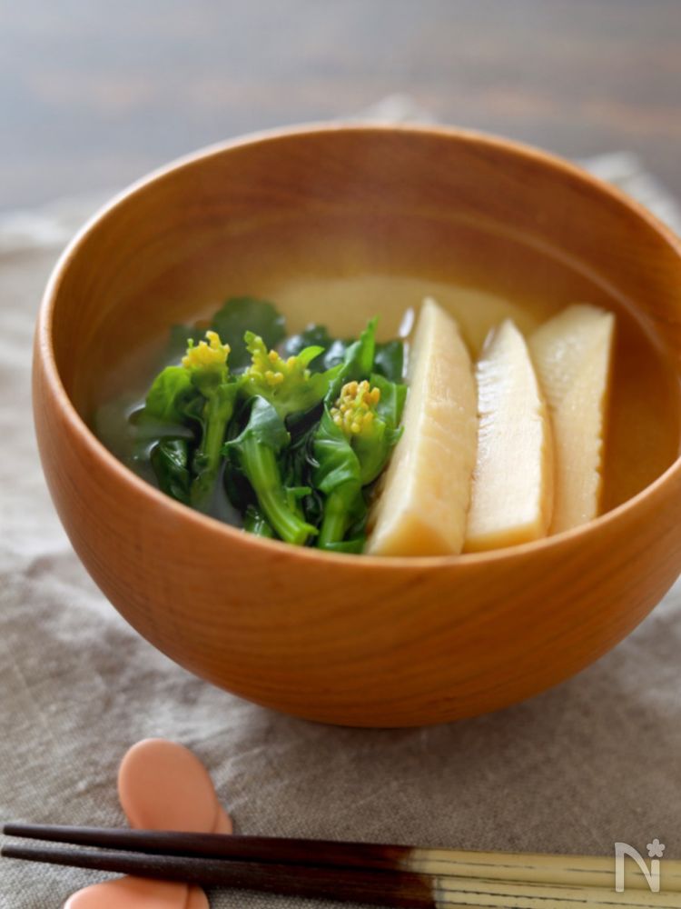 汁椀に入ったたけのこと菜の花の味噌汁