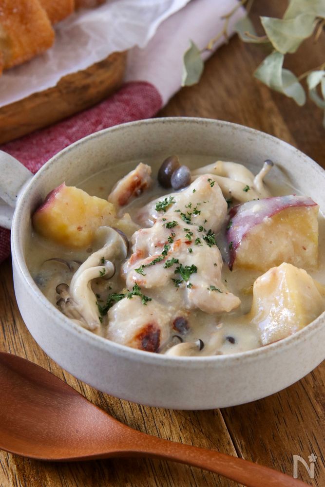 白色のボウルに盛られた鶏もも肉とさつまいもの豆乳シチュー