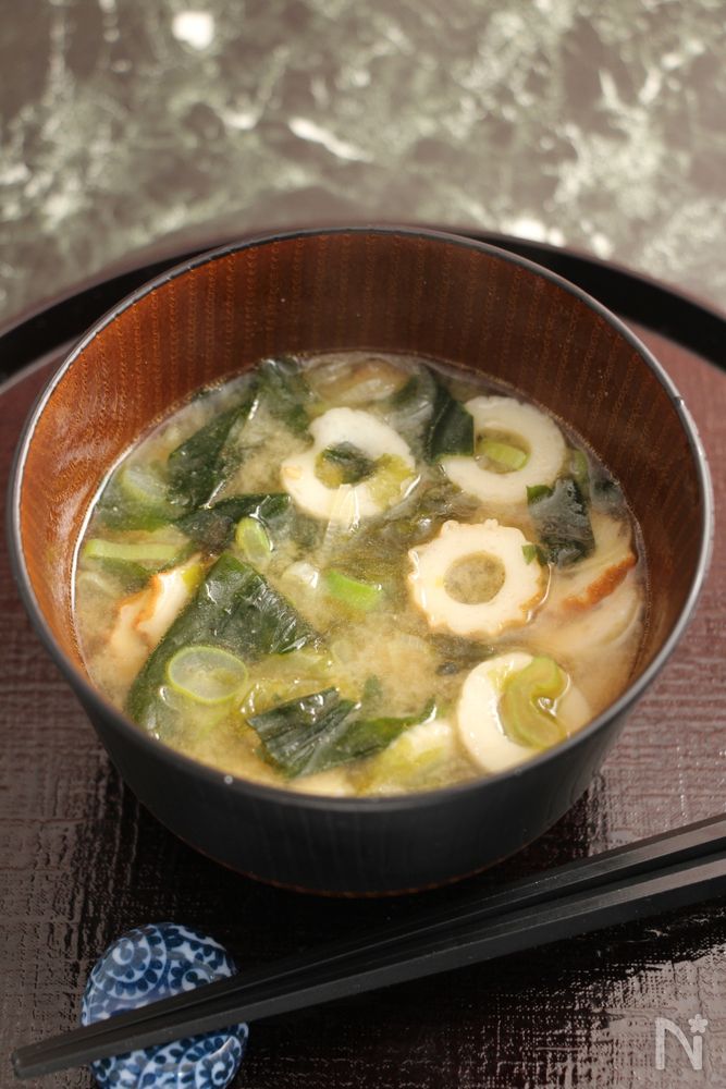 黒い椀に盛り付けられたちくわとわかめの味噌汁