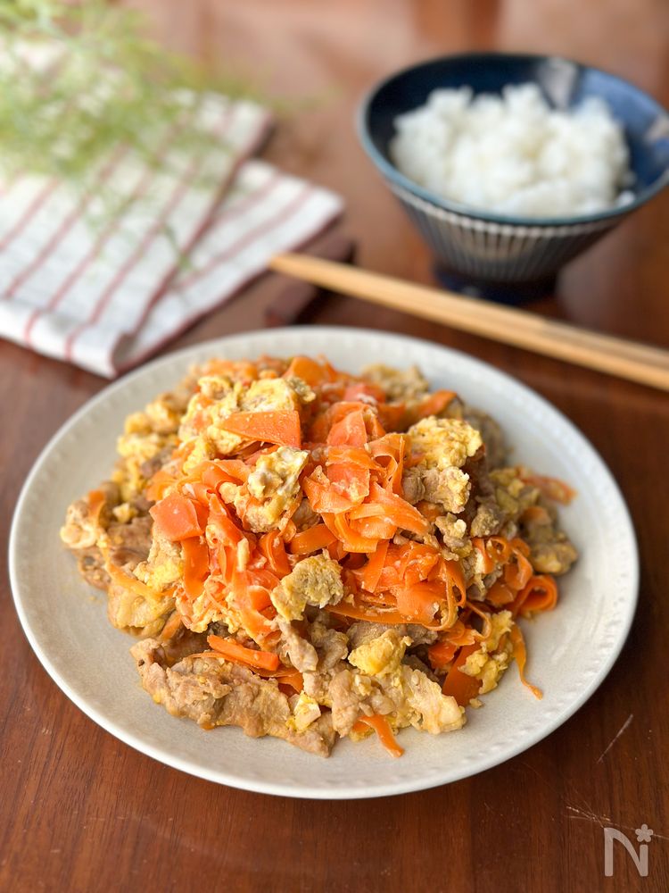 白い皿に盛られた豚こまにんじんしりしり