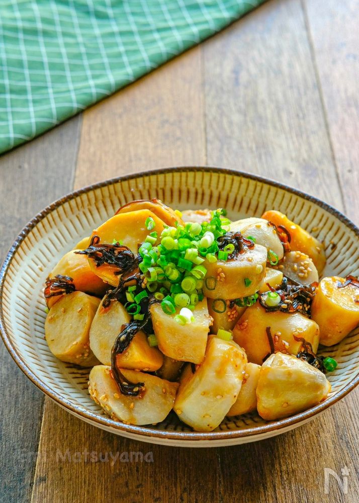 灰色の和皿に盛られた里芋の塩こんぶ和え
