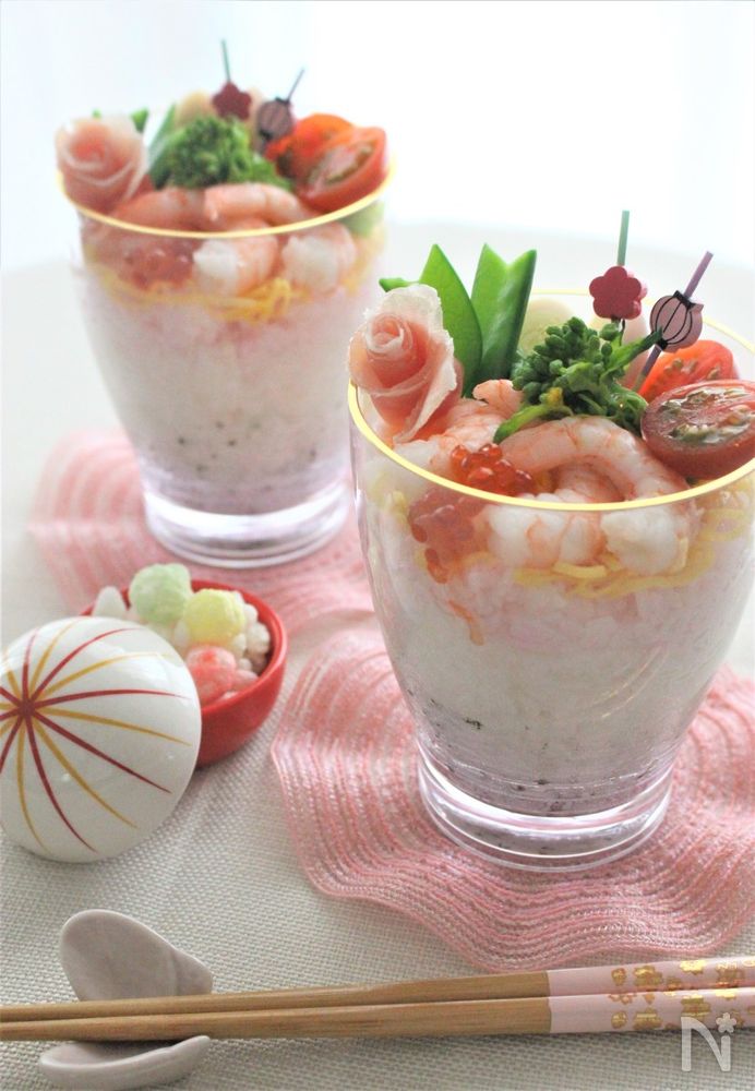 透明グラスに盛り付けたカップ寿司