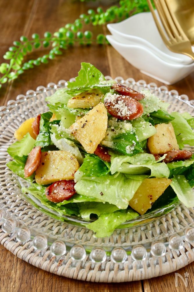ガラスの皿に盛りつけられたロメインレタスとウインナーのサラダ