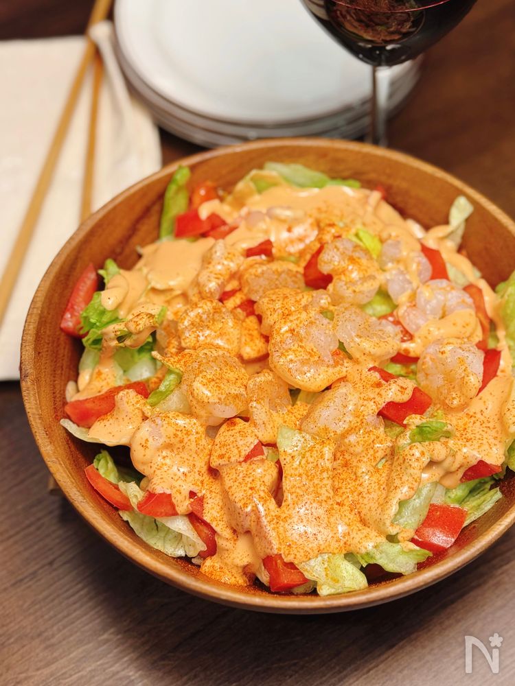 オレンジ色の丸皿に盛られたケチャマヨのコク旨ドレッシングサラダ