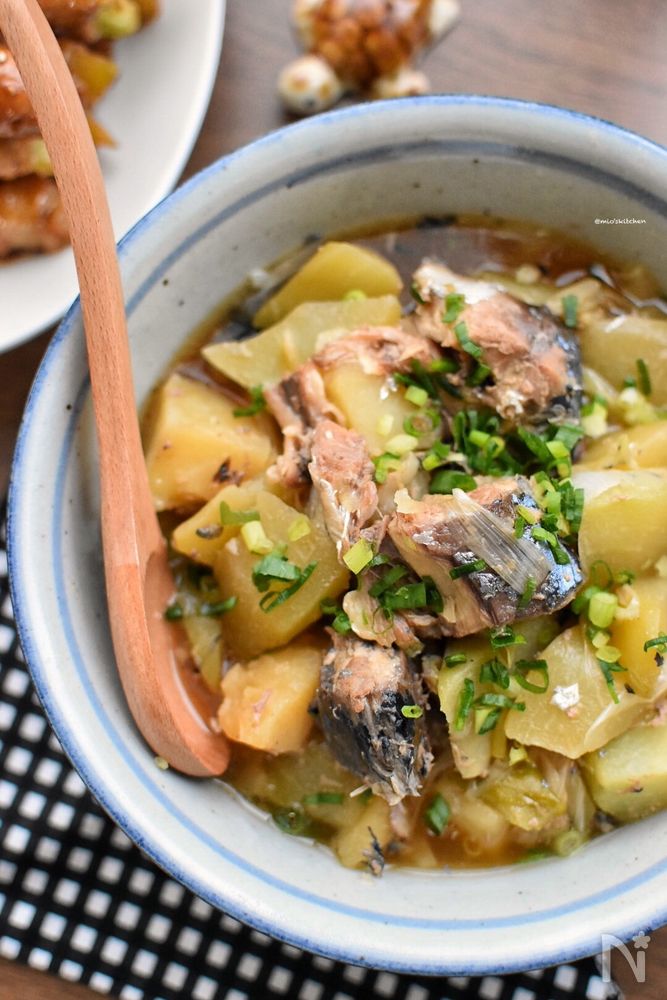 青色の縁取りの白色の器に盛られたハヤトウリと鯖缶の煮物