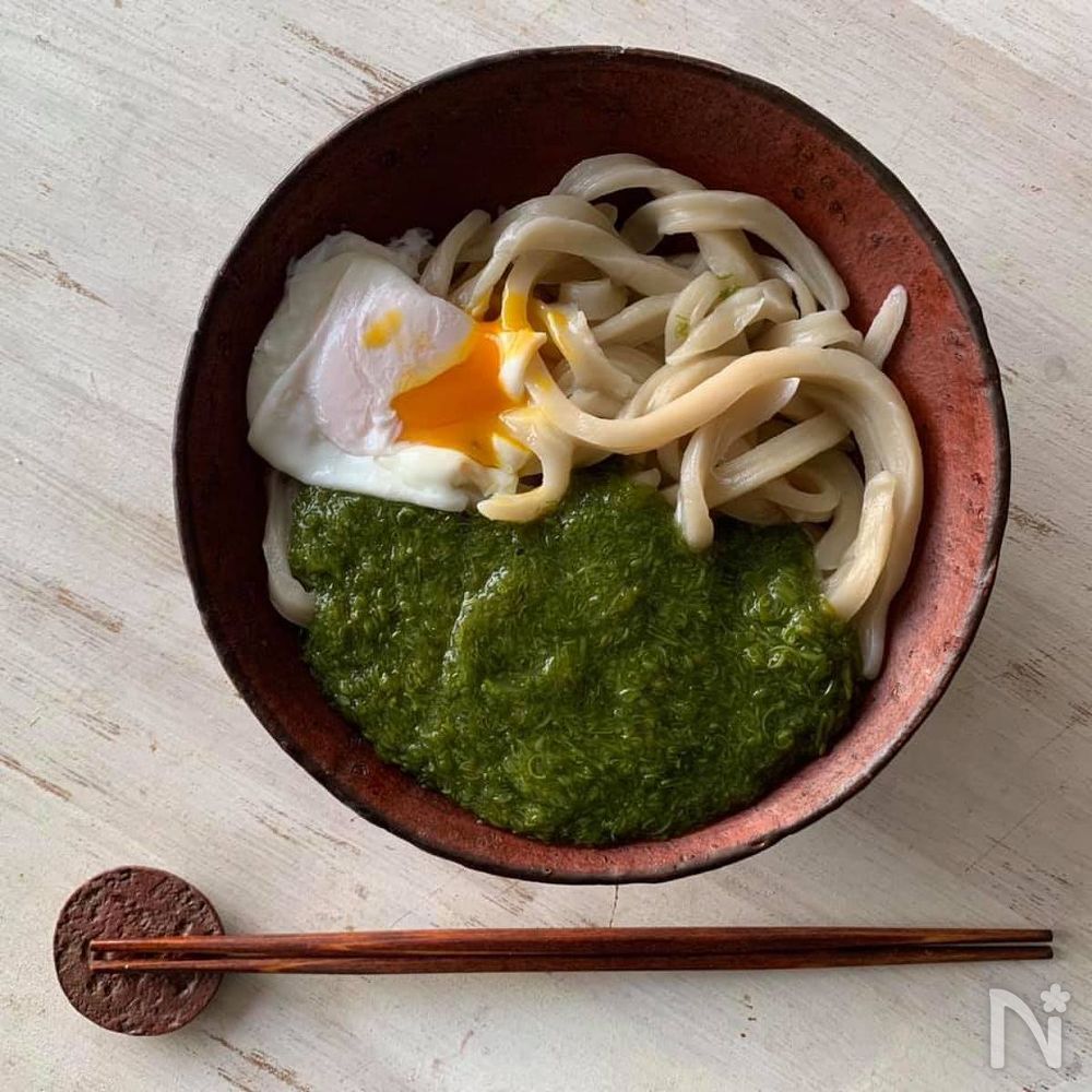 めかぶの釜揚げうどんが丼に入っているところ