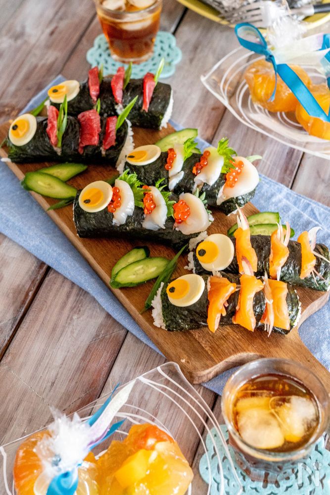 カッティングボードに並べられたこいのぼりのり巻き