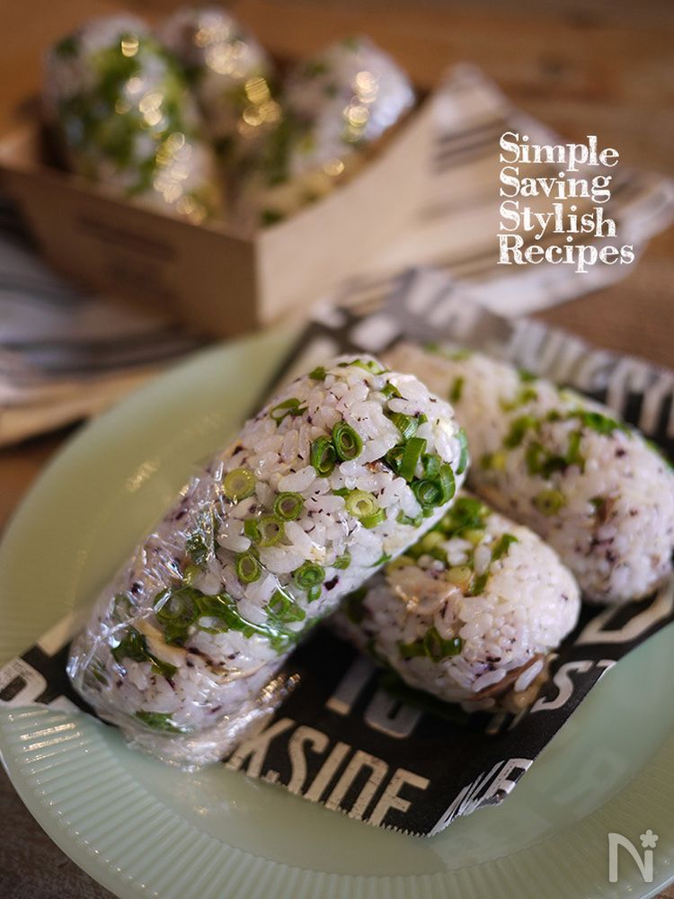 ラップで包んだ塩さばとゆかりのスティックオイルおにぎり