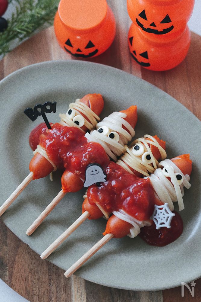 グレーの皿に盛り付けられたミイラフランク