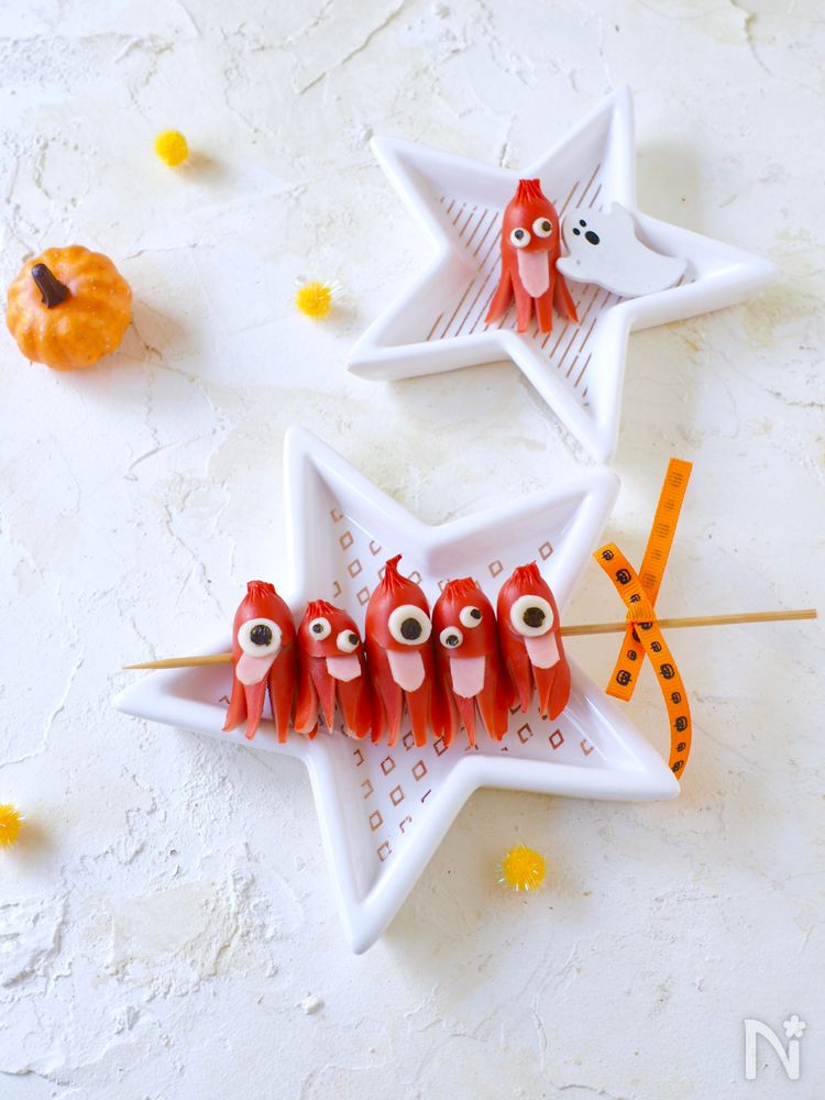 星形の白い皿に盛り付けられたおばけウインナー