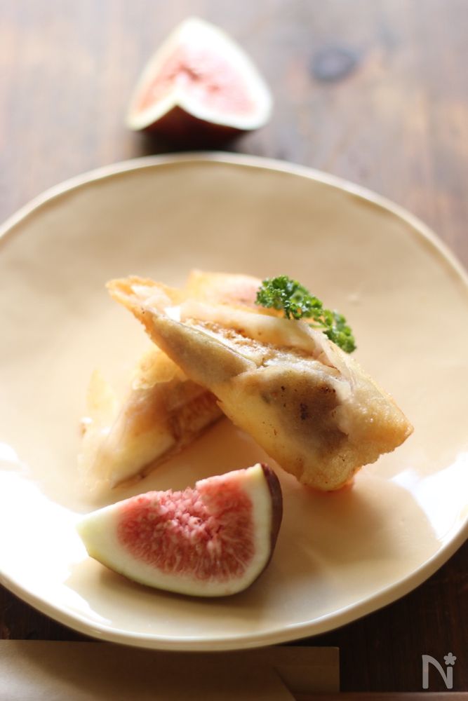丸い皿に盛り付けられたいちじくとチーズの春巻き
