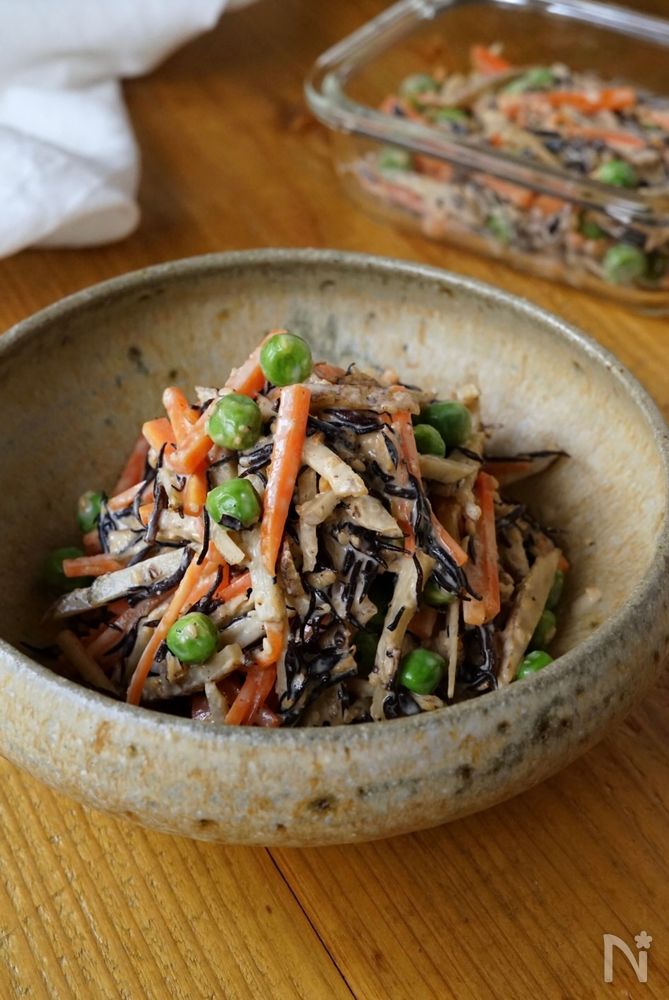 和風の器に盛りつけられたごぼうとにんじん、ひじきのデリ風サラダ