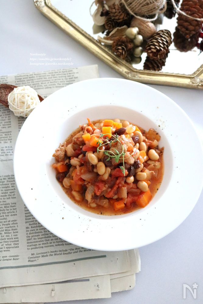 白い皿に盛り付けられたレーズンポークビーンズ