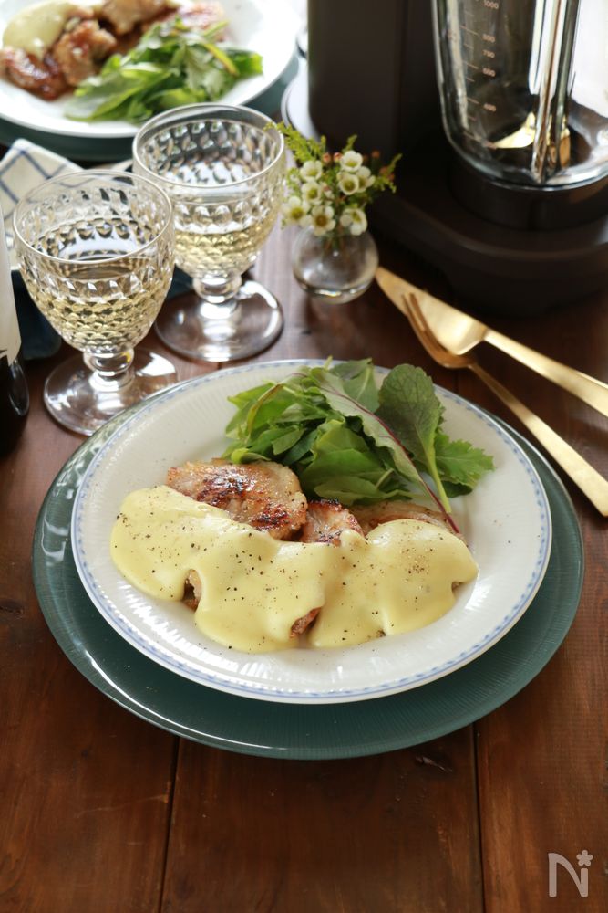 洋食器に盛り付けたさつまいもとりんごの豚肉ソテー