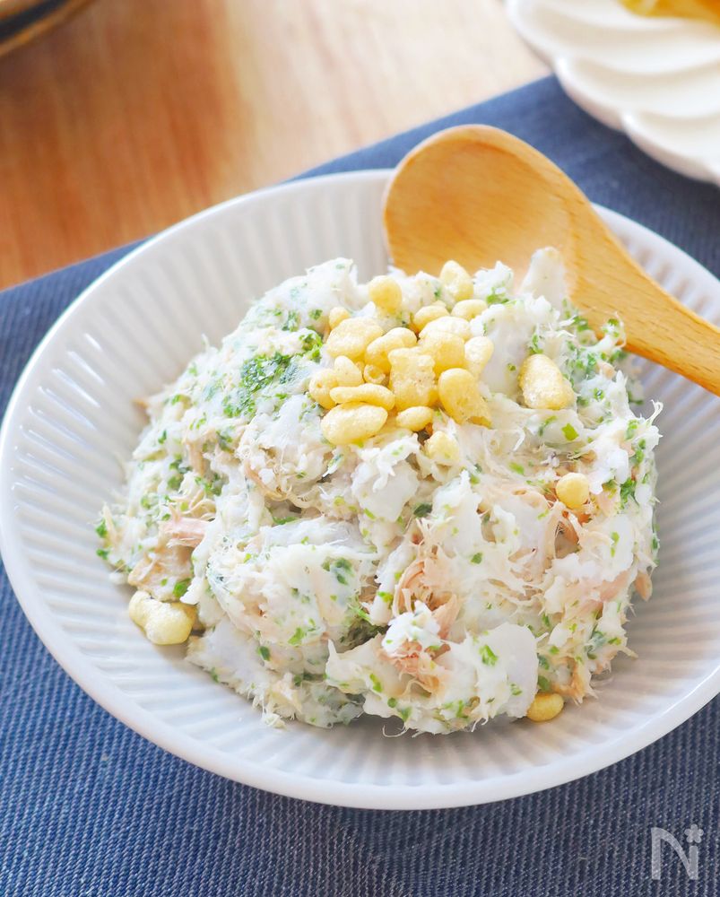 白色の皿に盛られた里芋のポテトサラダ