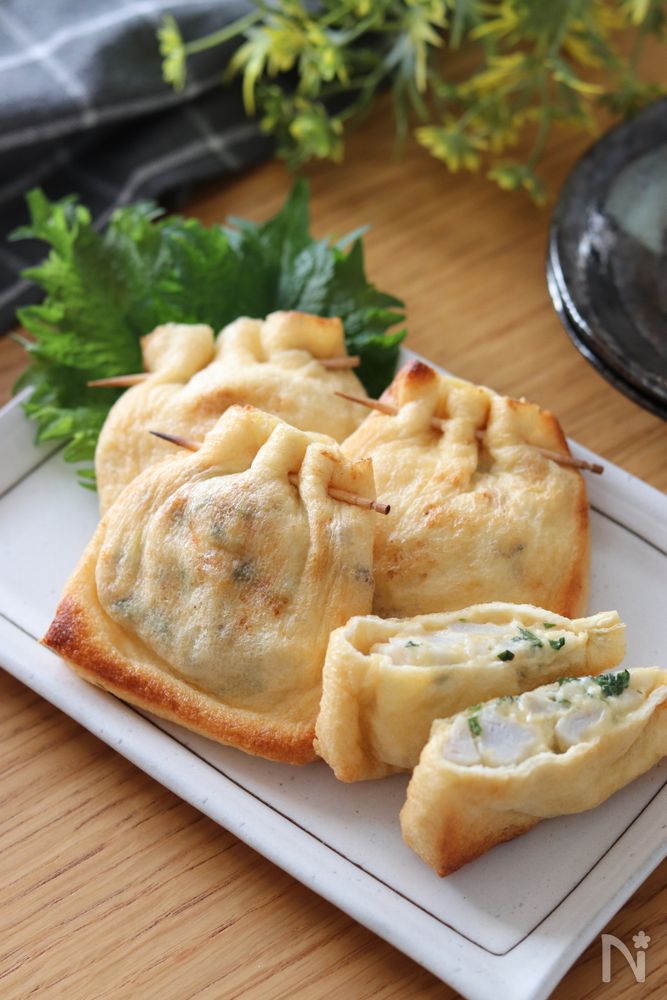 白色の四角の皿に盛られた里芋みそマヨチーズ巾着