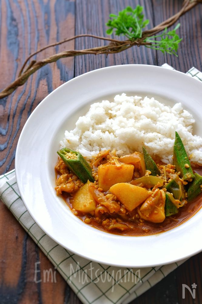 長芋とオクラのとろみのチキンカレーが白い皿に盛り付けられているところ