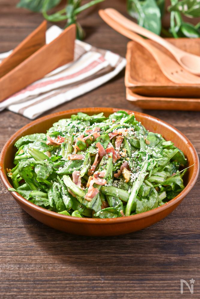 ボウルに入ったベーコンと春菊のサラダ
