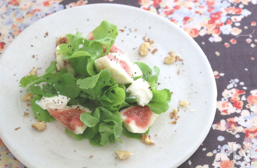 白色の丸皿に盛られたレタスのハニー粒マスタードドレッシングサラダ