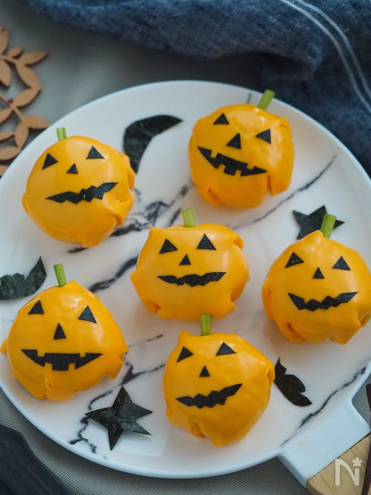 白い皿に盛り付けられたジャック・オ・ランタンのケチャップライスおにぎり