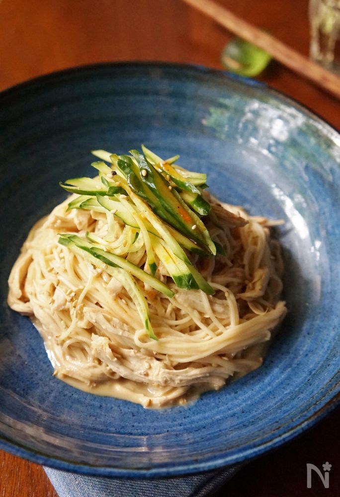 青い皿に盛り付けられた棒棒鶏風そうめんサラダ