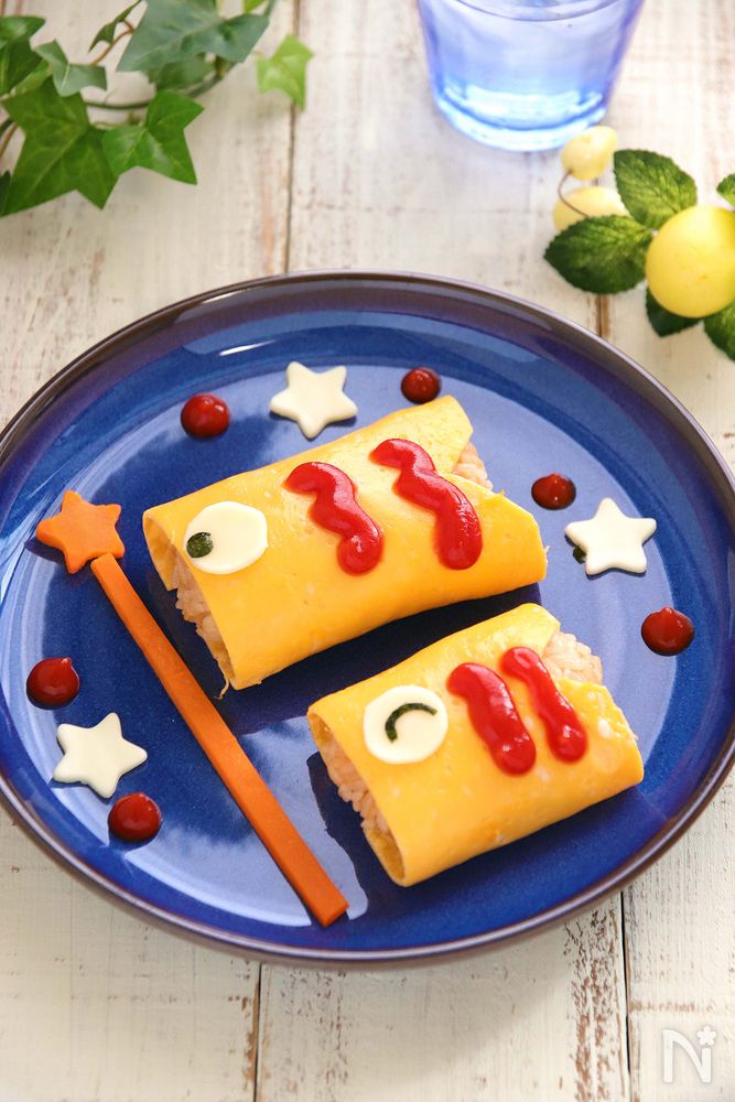 青い丸皿に盛りつけられたこいのぼりオムライス