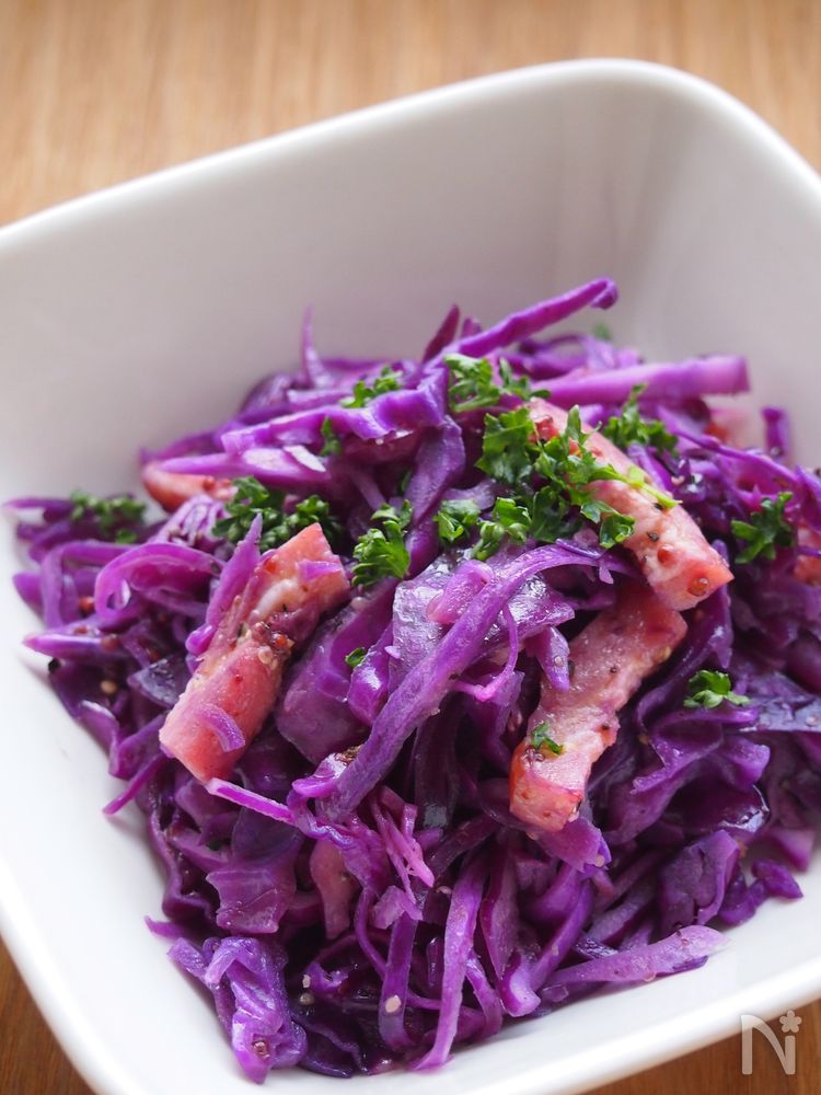 白色の器に盛られた紫キャベツとベーコンのサッと炒め