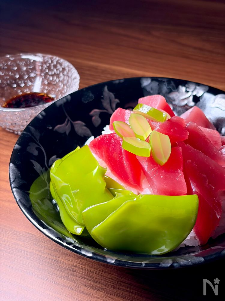 黒い陶器に盛り付けた生めかぶまぐろ丼