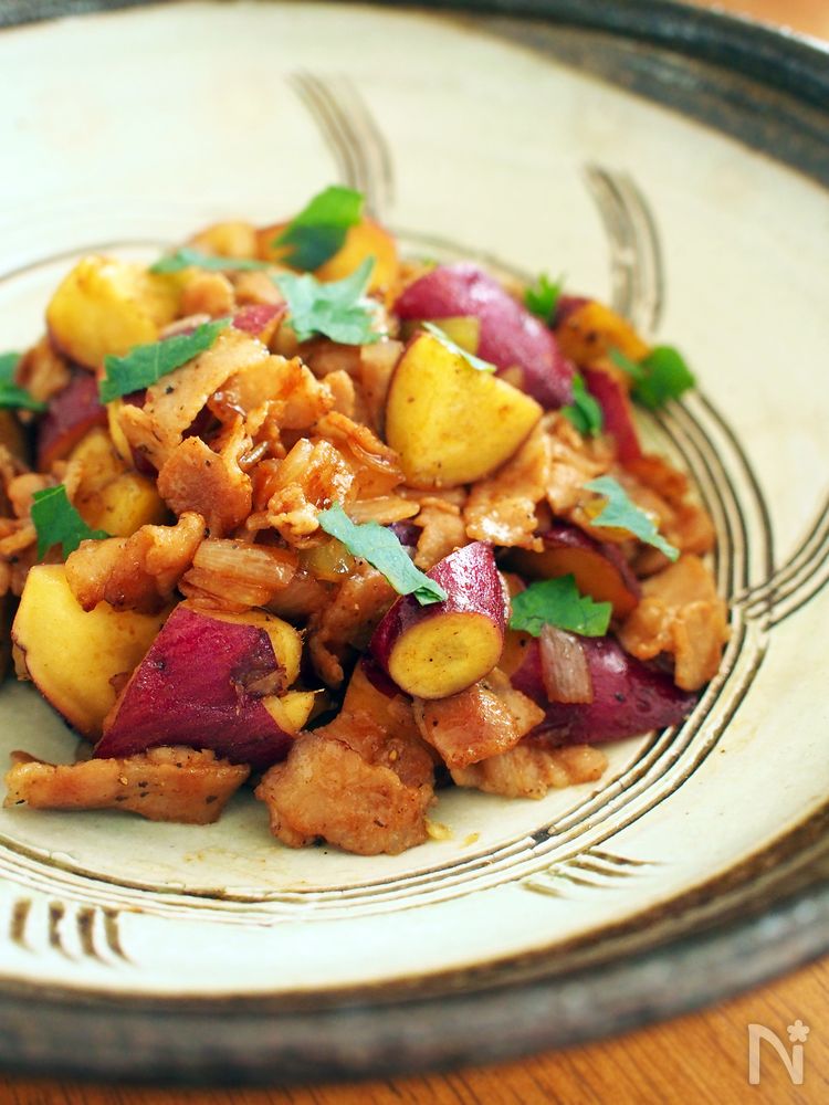 和皿に盛られたさつまいもの焼肉のたれ炒め