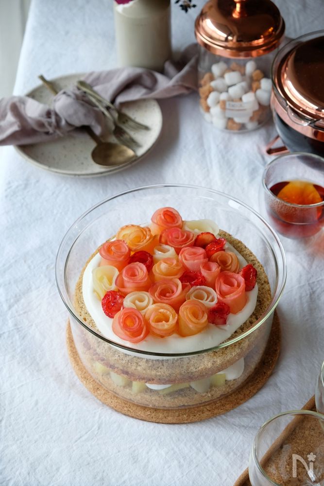 フルーツの薔薇をのせたフラワースコップケーキ