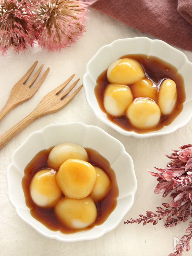 白い器に豆腐白玉の冷やしみたらしを盛り付けた様子