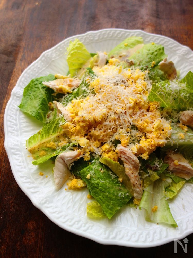 白い皿に盛りつけられたロメインレタスとささみのミモザサラダ