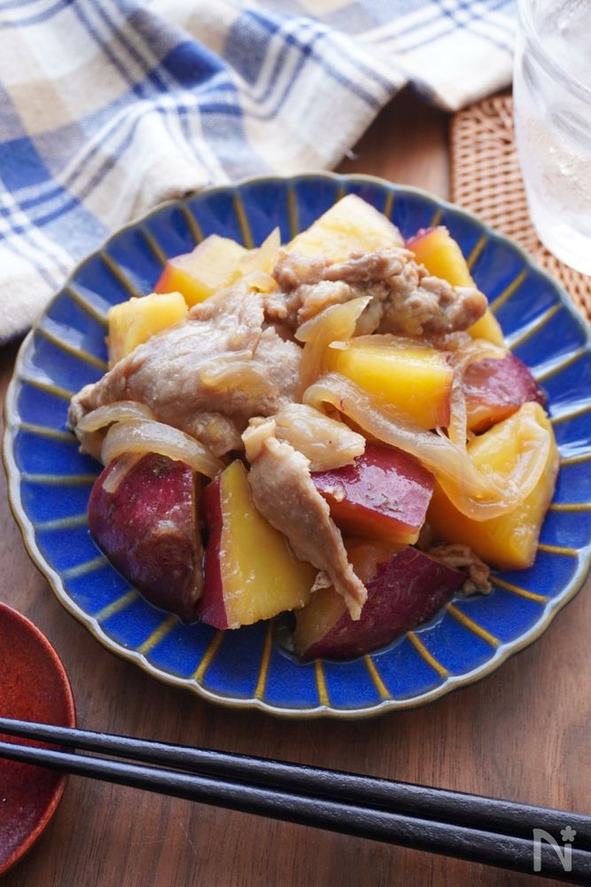 青色の丸皿に盛られたさつまいも肉じゃが