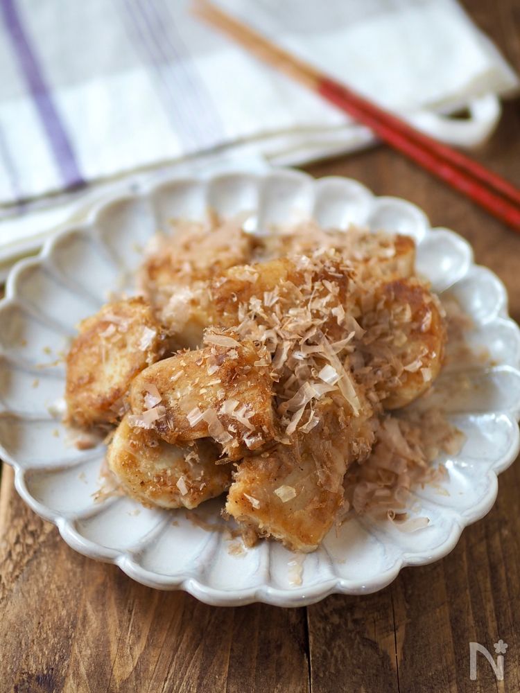 花型の白色の皿に盛られた里芋のおかかバター