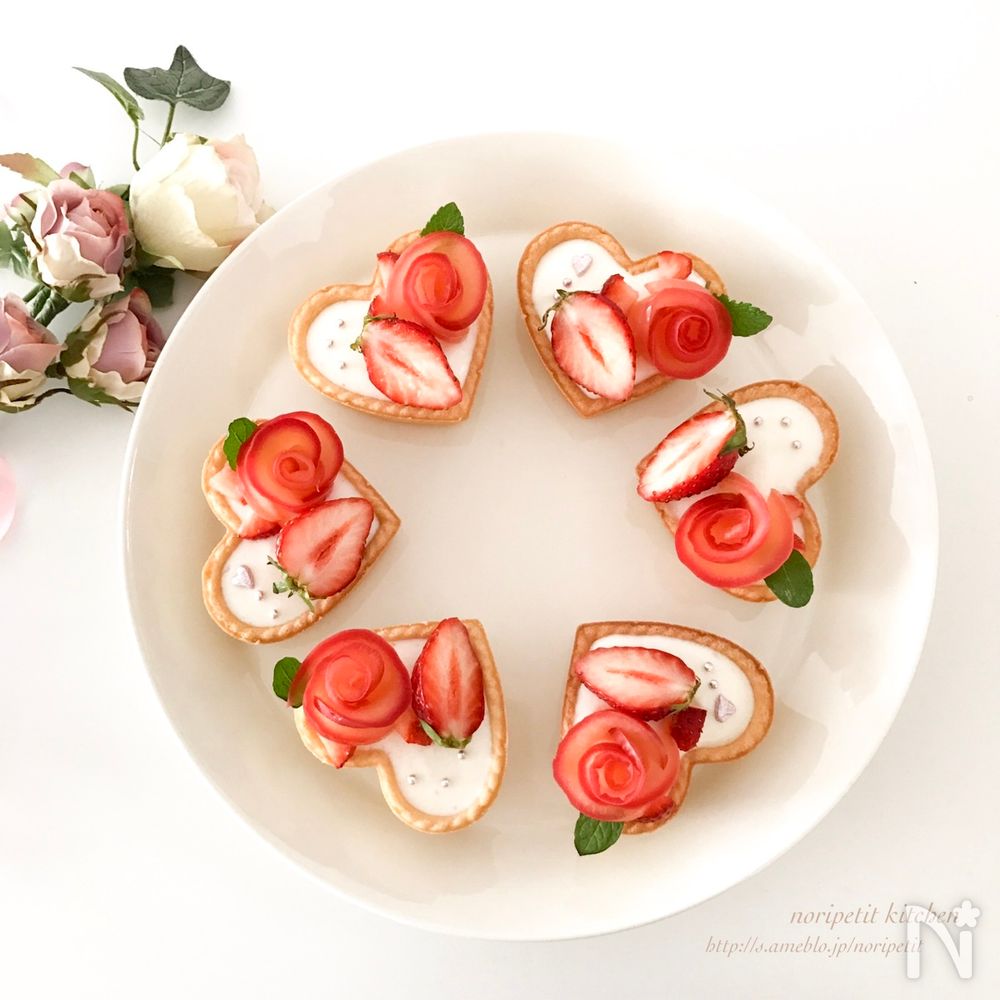 白い皿に盛り付けたレアチーズタルト