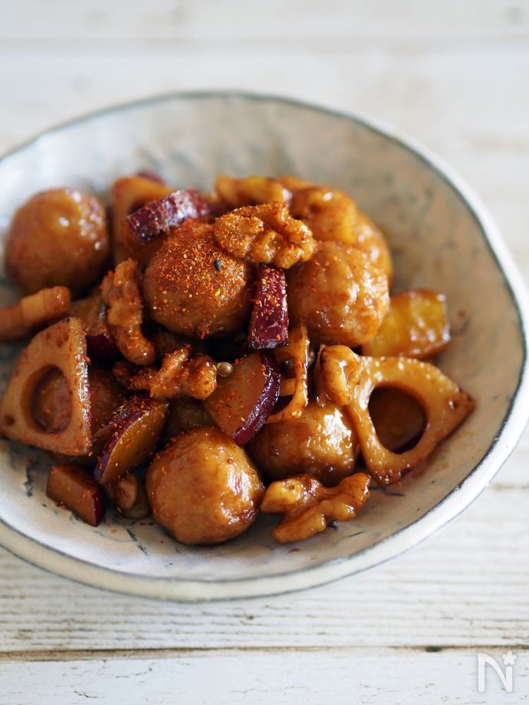 白い器に盛り付けたさつまいもとれんこんの中華炒め