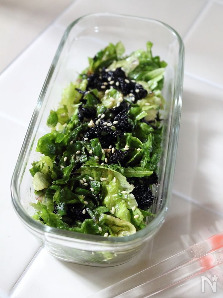 サニーレタスと黒ばらのりのナムルが保存容器に入っているところ