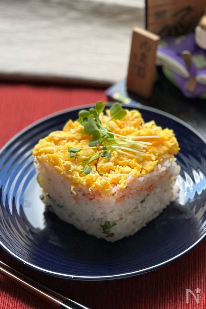 黒色の丸皿に盛られたひしもち風ちらし寿司