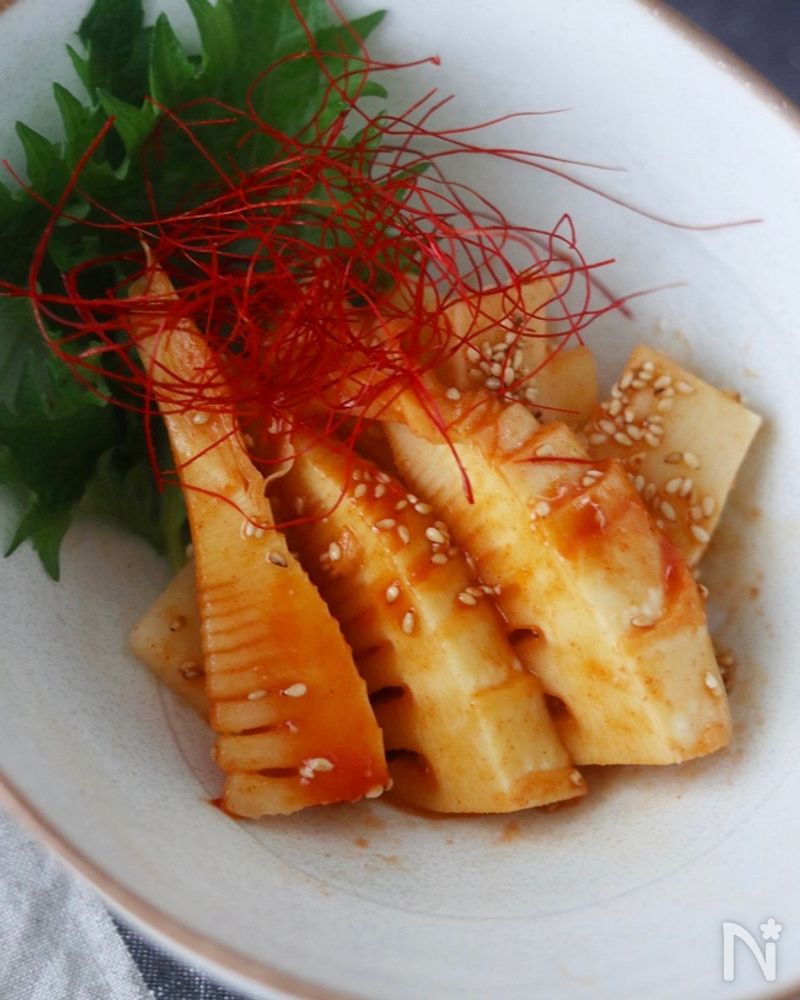 白色の皿に盛られたピリ辛やみつきたけのこ