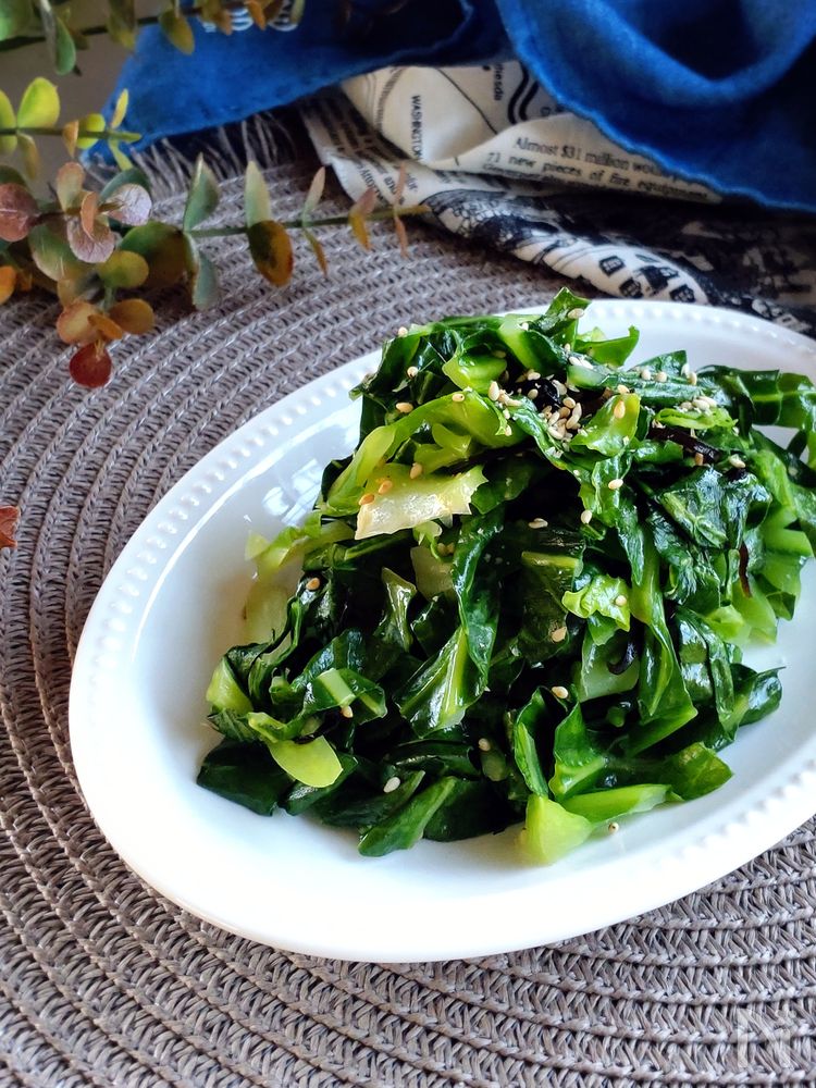 白色の楕円の皿に盛られたキャベツの外葉ナムル。