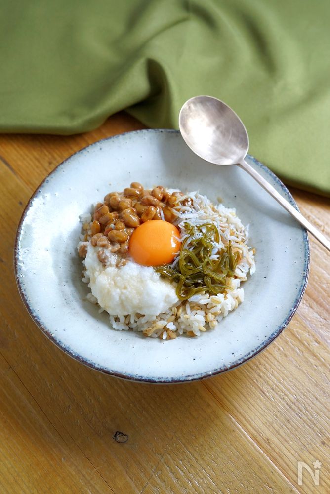 ねばねば食材がのったごはんが平たい皿に盛り付けられているところ