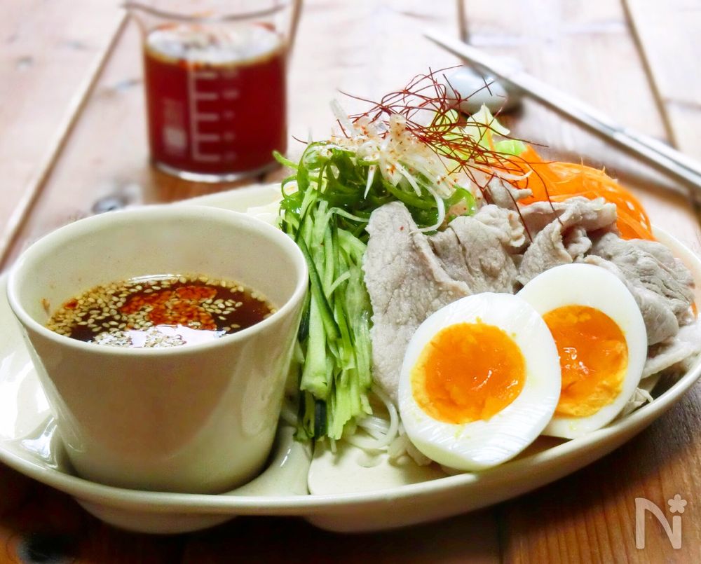 つけ麺風のひやむぎと具材が盛り付けられた皿