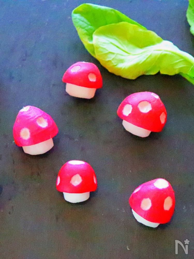 飾り切りしたラディッシュのキノコが並んでいるところ