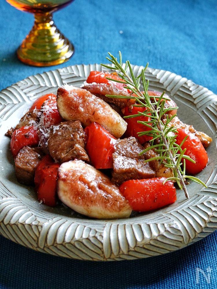 皿に盛られたいちじく入りイタリアン酢豚